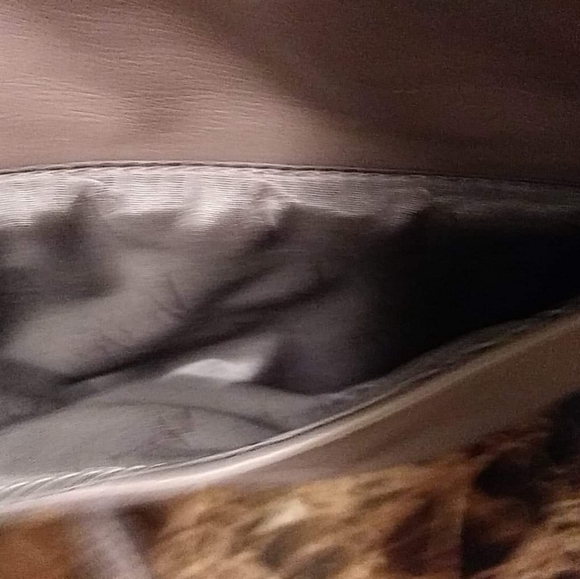 Like New Simply Vera Mini Crossbody - Picture 4 of 7